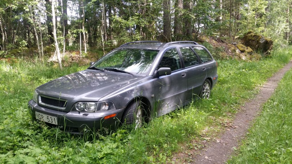 Långt in i skogen efter en skogsväg med bom ..