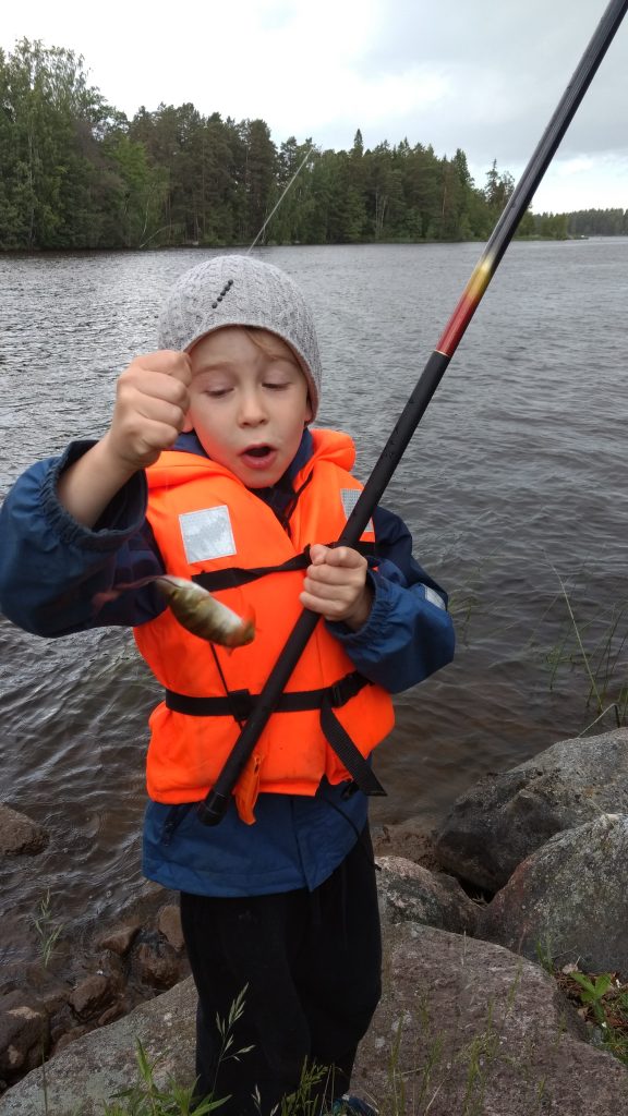 Och Max plockade abborre efter abborre, tyvärr veldigt små, men kul var det.