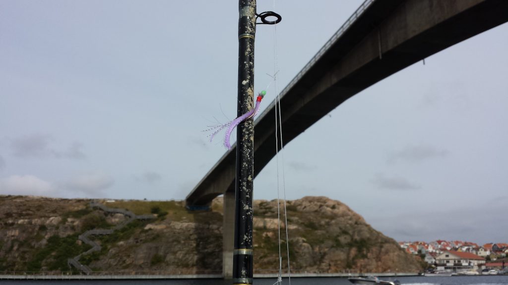 På väg ut med båten. Spöet som vi lånar var fullt av fiskefjäll, så det lovade gott :) Vi skulle fiska med pilk som tyngd och "hekla" på översidan, flera färgrika krokar. Lucas fikk 3 makrillar på en gång.