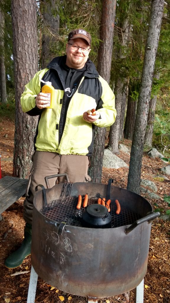 Pappa myser med korvgrillning ...