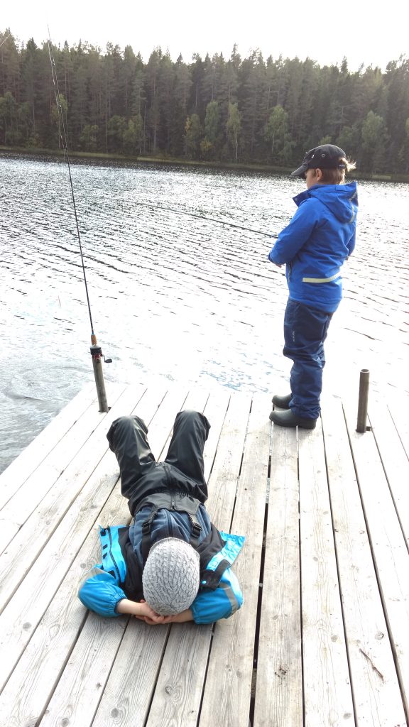 Fiskar man regnbåge kan det bli lång väntan ... Max vilar på bryggan :)