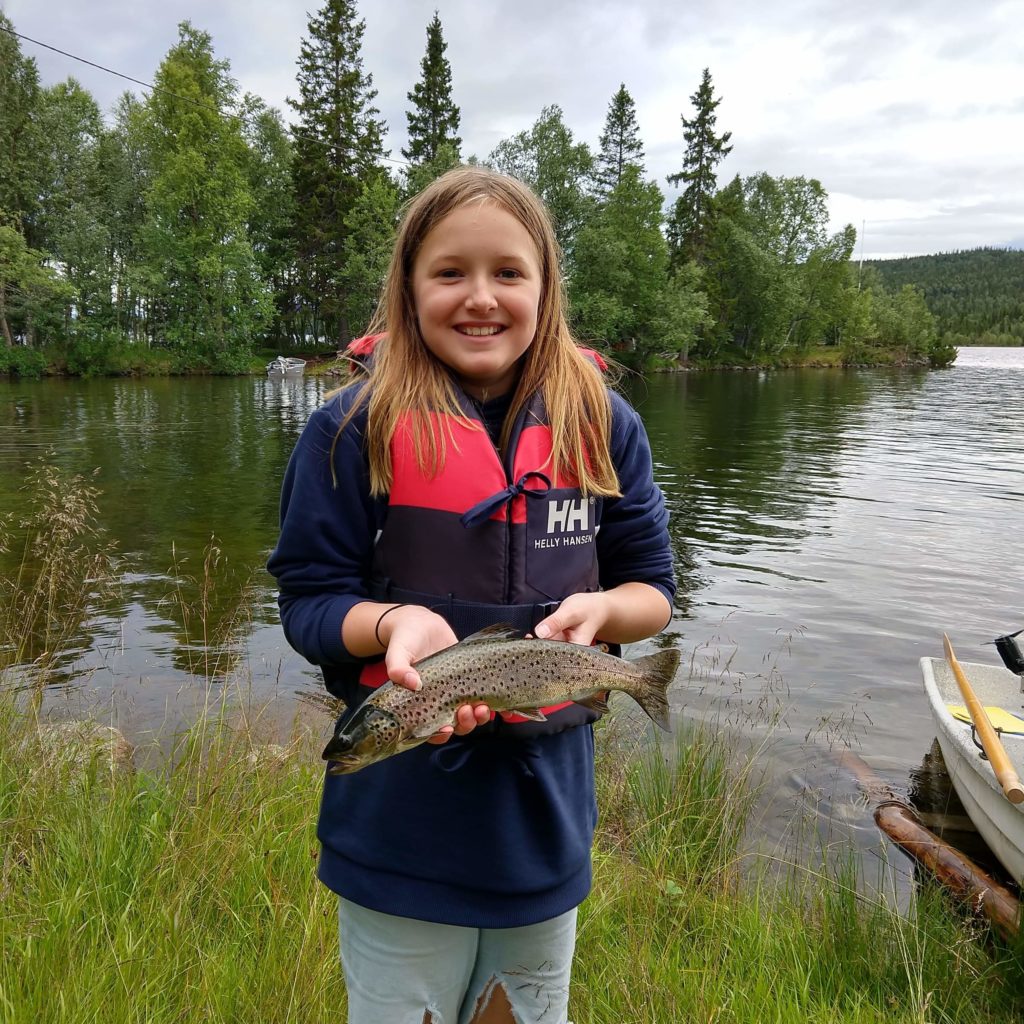 Nilla med sin första öring. Nydelig fisk.